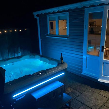The Summerhouse, Countryside Retreat With Private Hot Tub Бриджнорт Екстериор снимка