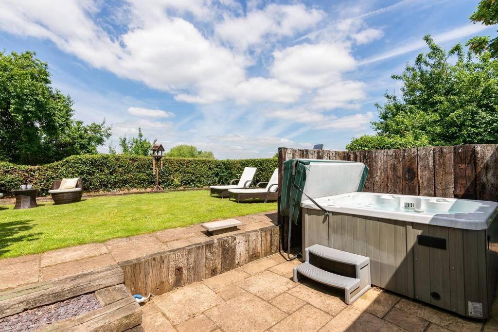 The Summerhouse, Countryside Retreat With Private Hot Tub Бриджнорт Екстериор снимка