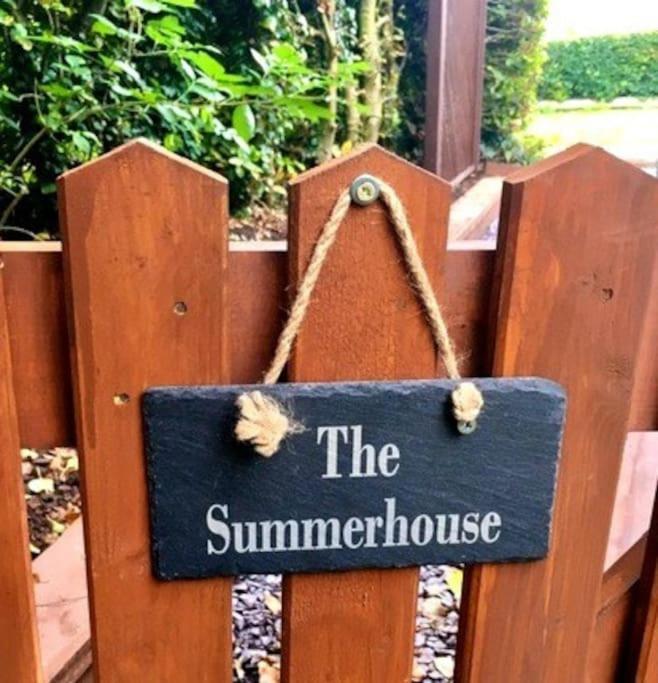 The Summerhouse, Countryside Retreat With Private Hot Tub Бриджнорт Екстериор снимка