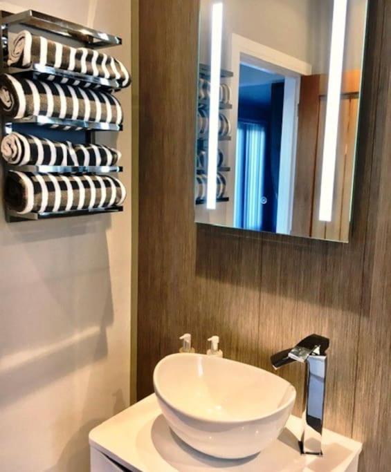 The Summerhouse, Countryside Retreat With Private Hot Tub Бриджнорт Екстериор снимка