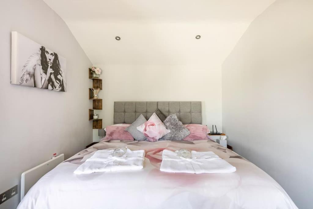 The Summerhouse, Countryside Retreat With Private Hot Tub Бриджнорт Екстериор снимка