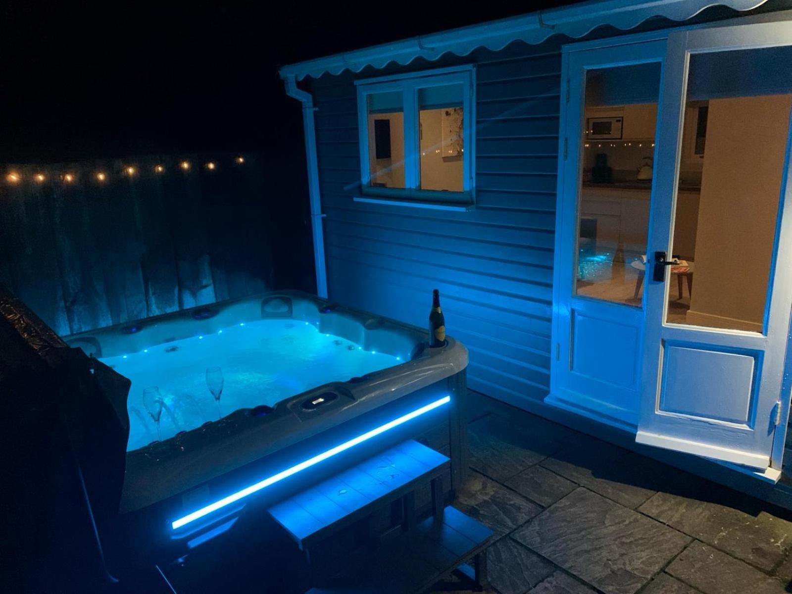 The Summerhouse, Countryside Retreat With Private Hot Tub Бриджнорт Екстериор снимка