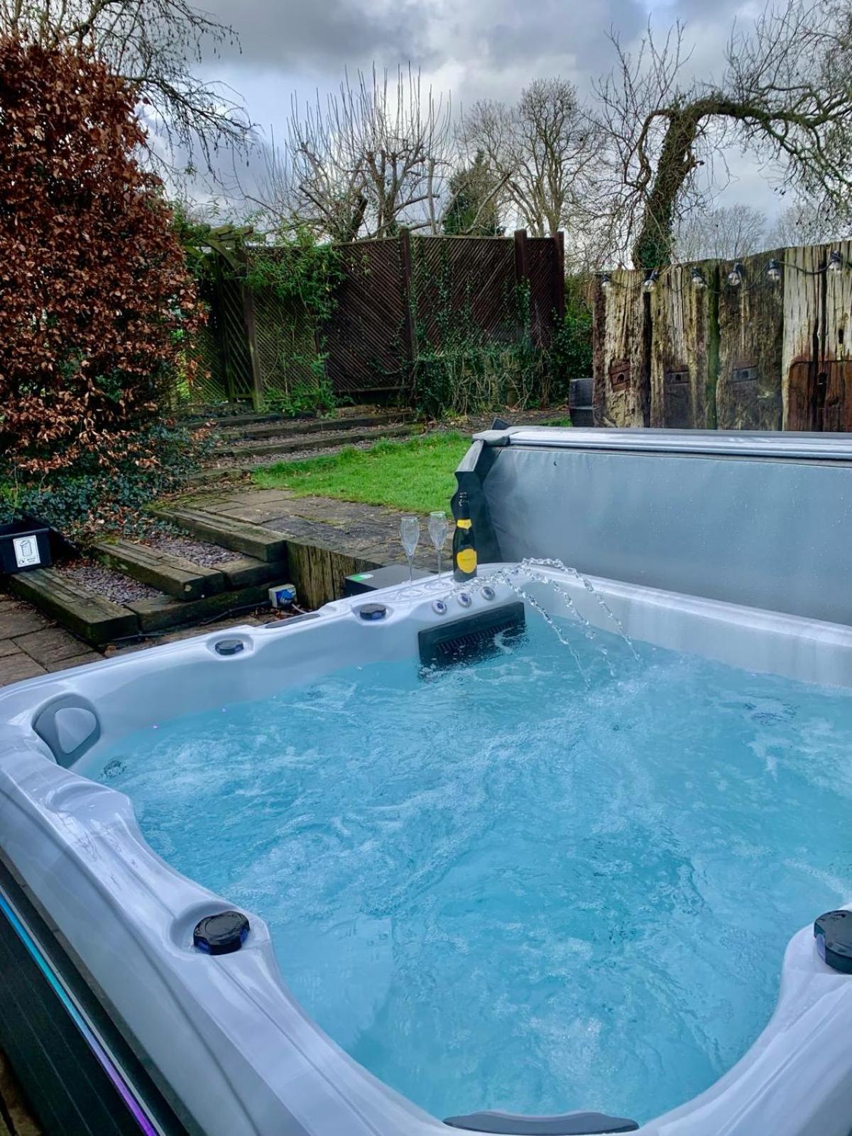 The Summerhouse, Countryside Retreat With Private Hot Tub Бриджнорт Екстериор снимка