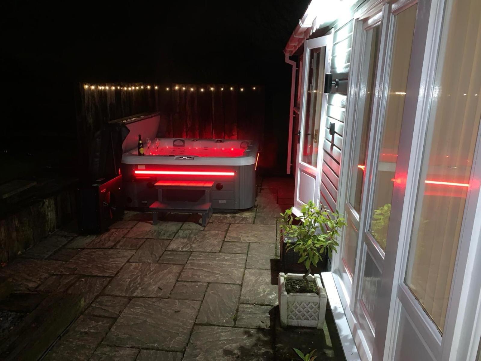 The Summerhouse, Countryside Retreat With Private Hot Tub Бриджнорт Екстериор снимка